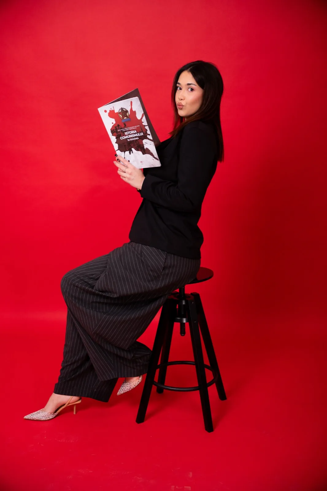 Stefania arătând cartea de istorie