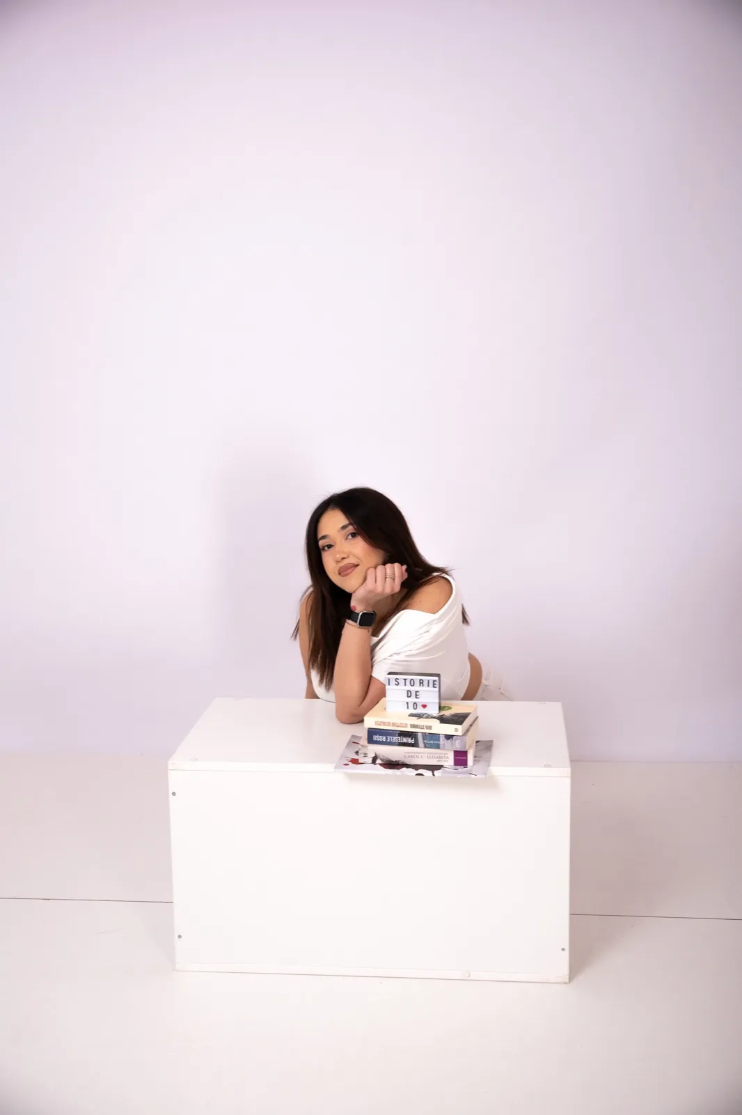 Stefania la birou, pregătind lecții